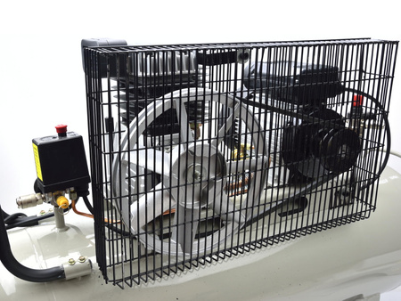 GEKO G80303 Olejový kompresor 100L 390 l/min 1,48 kW 8 bar